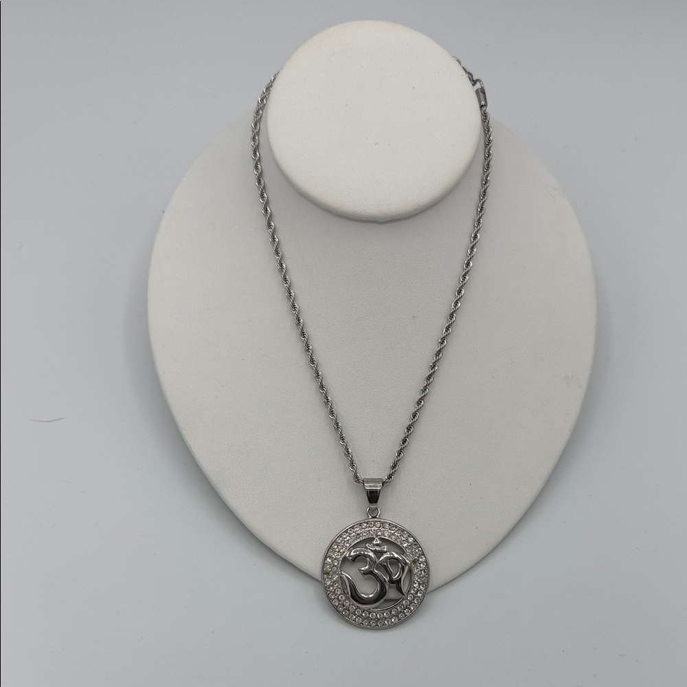 Elegant Silver Pendant Necklace